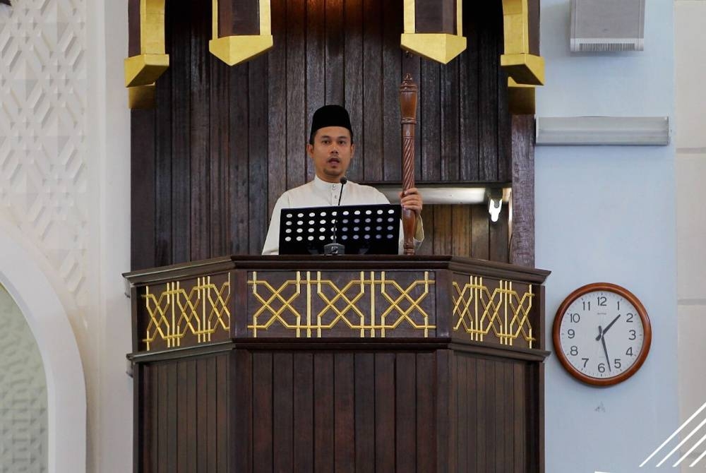 Saifullah mendapat perkenan Sultan Perak membacakan khutbah Jumaat di Masjid Sultan Azlan Shah di Ipoh. - Foto Bernama