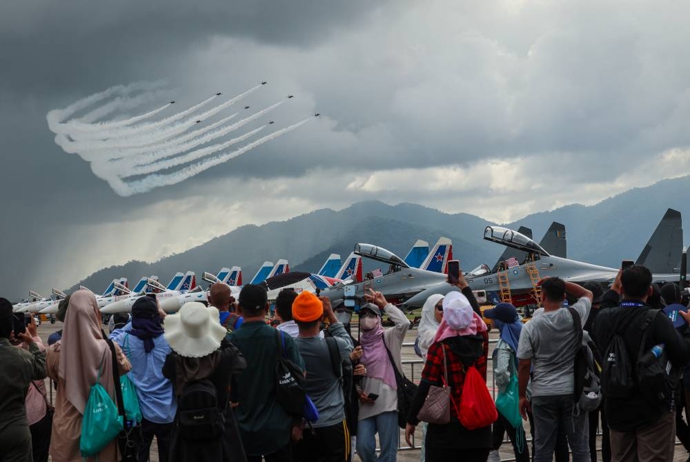 Orang ramai banjiri kawasan pameran statik (static display) yang pamerkan beberapa aset pertahanan udara di landasan terbang atau tarmac di MIEC Langkawi sempena LIMA&#039;23 hari ini. - Foto Bernama