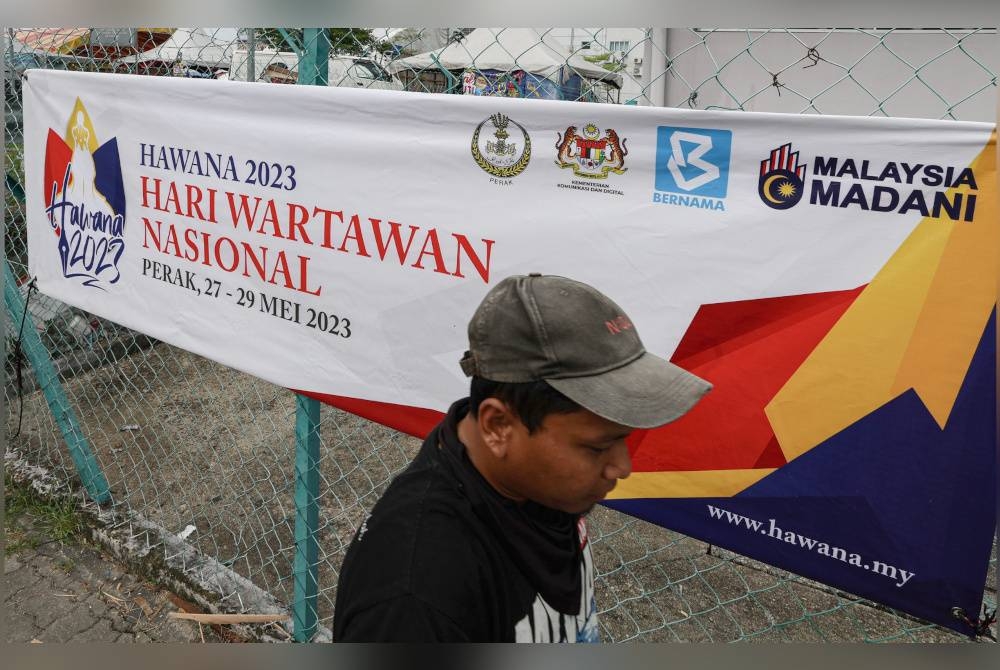 Orang awam berjalan melepasi gegantung sambutan Hawana 2023 ketika tinjauan Bernama di sekitar Meru Raya, Ipoh hari ini. - Foto Bernama