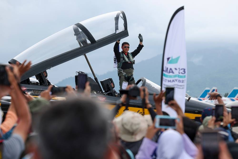 Juruterbang pesawat jenis KAI T-50B (Black Eagles) milik Tentera Udara Republik Korea melambai kepada orang ramai selepas membuat pertunjukkan di pekarangan MIEC sempena LIMA'23 di Langkawi hari ini. - Foto Bernama