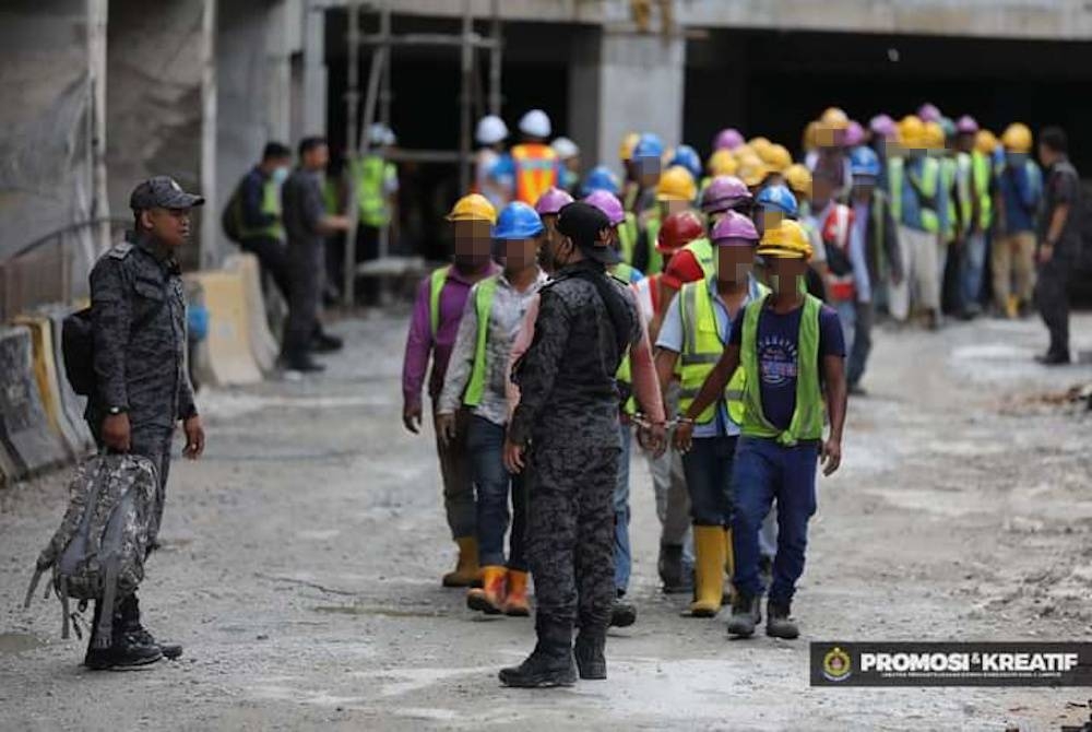 DBKL dengan kerjasama beberapa agensi kerajaan menahan seramai 162 pekerja warga asing dalam Operasi Bersepadu Tapak Pembinaan di Jalan Bukit Kiara, di sini. - Gambar DBKL