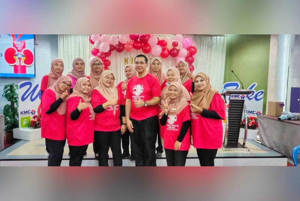 Dr Syed Faisal (tengah) bergambar bersama pesakit dan kakitangan hemodialisis KMC.