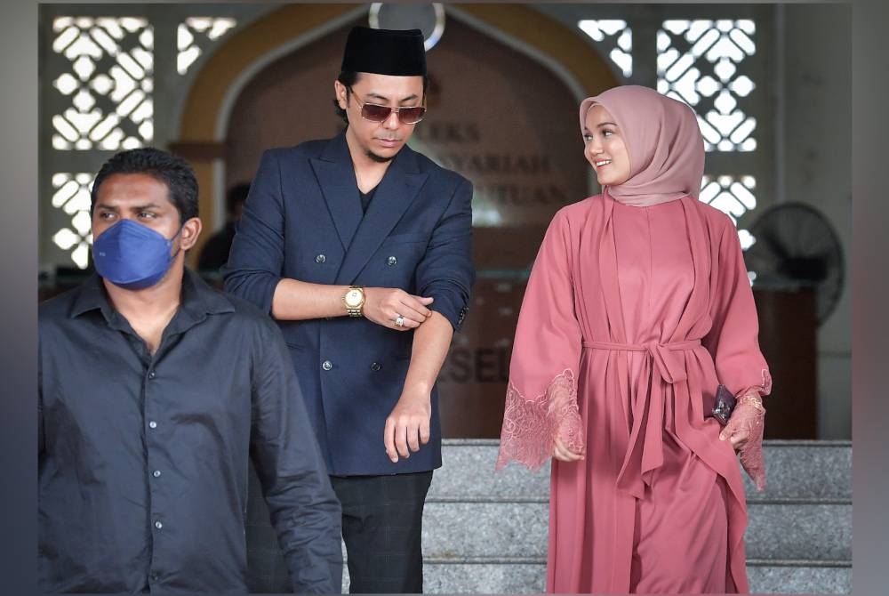 Syamsul Yusof bersama Puteri Sarah meninggalkan mahkamah selepas prosiding penceraian kes mereka di Mahkamah Syariah Kuala Lumpur pada Khamis. - Foto Bernama