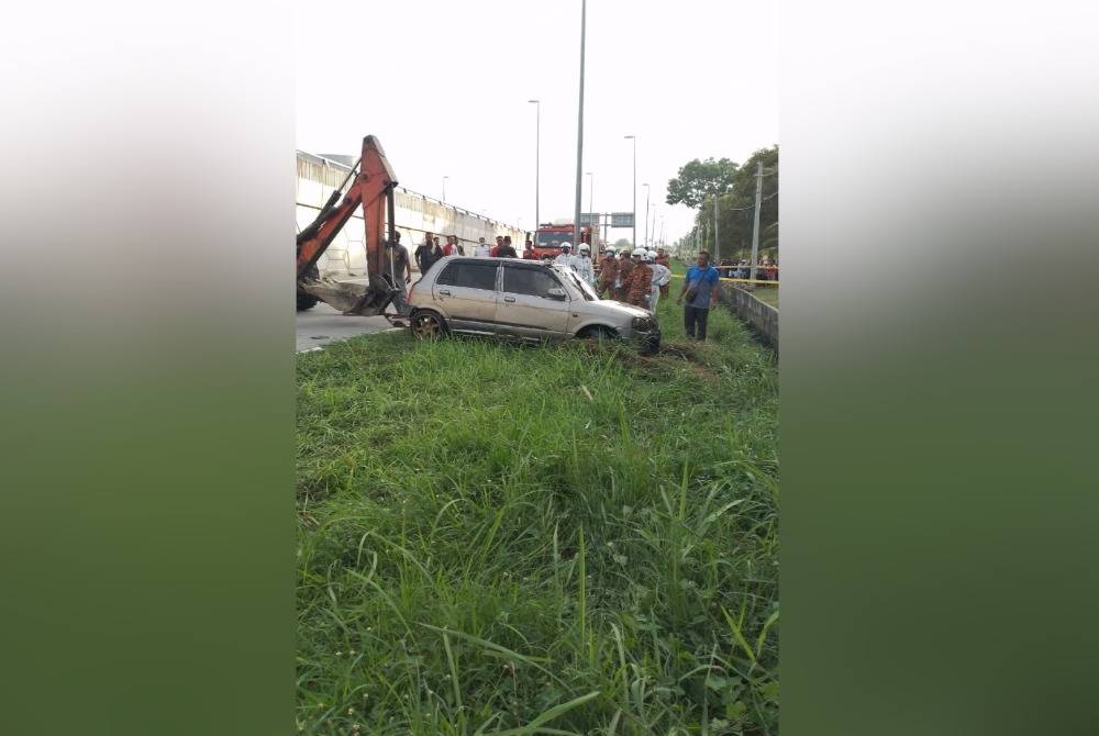 Kereta mangsa dibawa naik menggunakan jentera selepas masuk ke dalam parit berdekatan sebuah hotel di Sabak Bernam pada Jumaat.