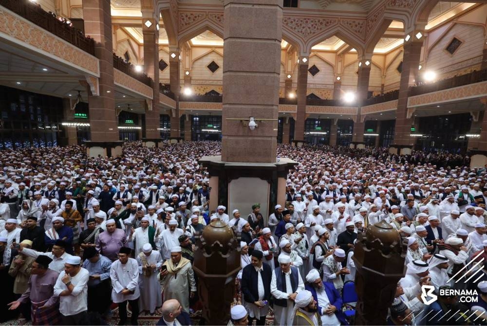 Lebih 18,000 umat Islam menghadiri Majlis Ilmu Madani Bersama Perdana Menteri di Masjid Putra, Putrajaya hari ini. - Foto Twitter Bernama