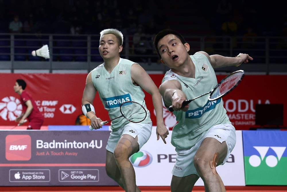 Aaron (kiri) dan Wooi Yik terpaksa akur tersingkir di peringkat suku akhir Masters Malaysia kali ini. - Foto Bernama