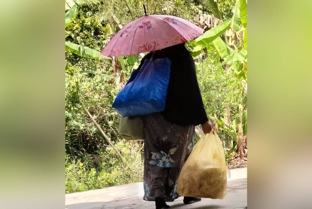 Kak Rah membawa barangan jualan di kawasan kampung di sekitar bandar Kota Bharu.