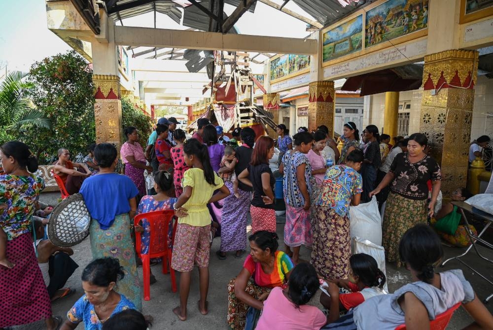 Orang ramai beratur mendapatkan makan didermakan WFP di Sittwe selepas Siklon Mocha melanda Myanmar. - AFP