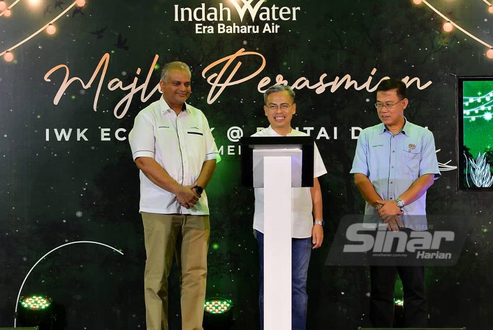 Fahmi (tengah) diiringi Narendan (kiri) serta Timbalan Ketua Setiausaha, Kementerian Sumber Tenaga, Alam Sekitar dan Perubahan Iklim, Dr Ching Thoo (kanan) merasmikan IWK Eco Park @ Pantai Dalam. - Foto Asril Aswandi Shukor/SINAR HARIAN