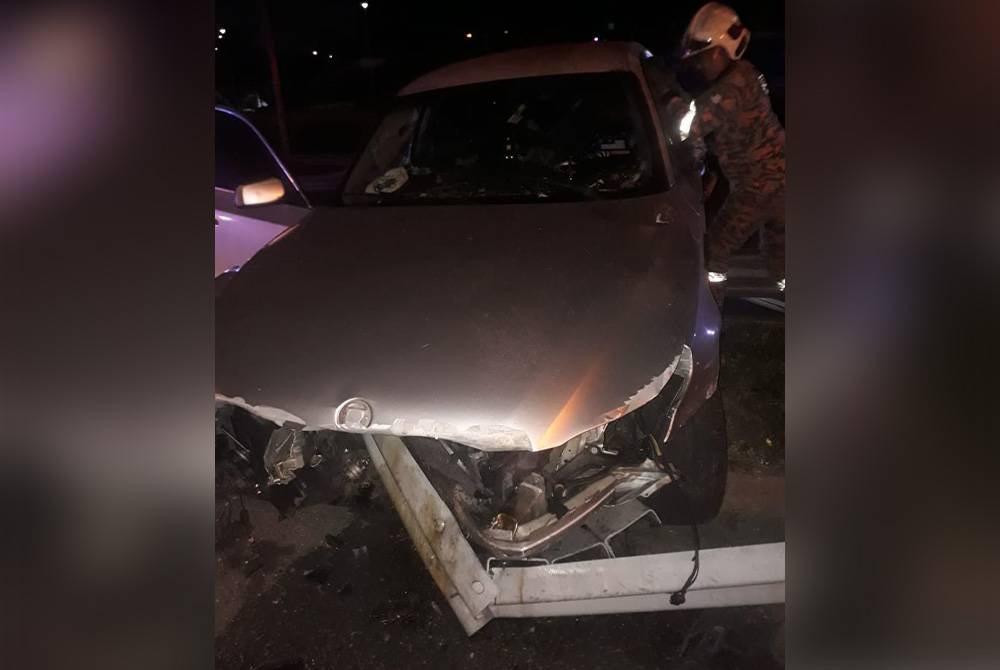 Keadaan kereta yang dinaiki dua beradik terbabas dan melanggar pembahagi jalan di Kilometer 34 Lebuh Raya Shah Alam pada Sabtu.