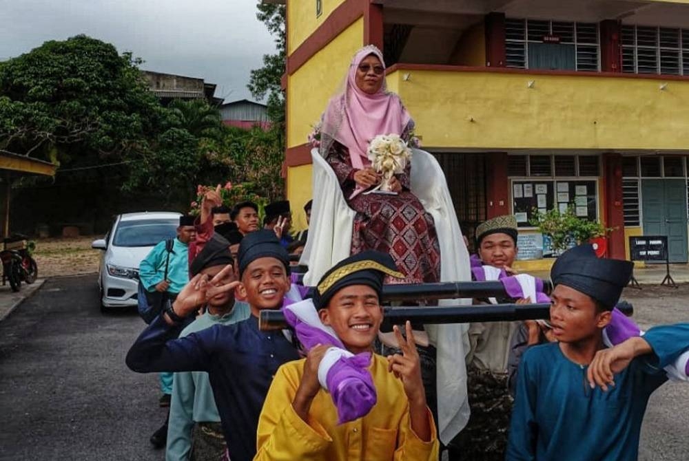 Zalina ketika majlis persaraannya pada Jumaat. - Foto Unit Media SMK Palong 7 (F).