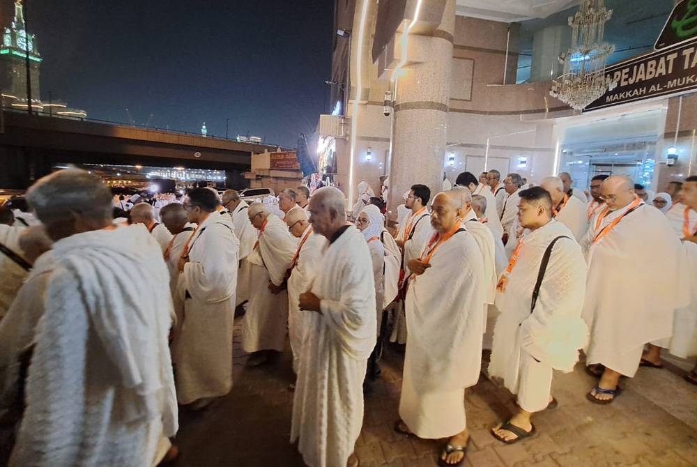 Jemaah menunaikan umrah pertama mereka pada Jumaat malam.