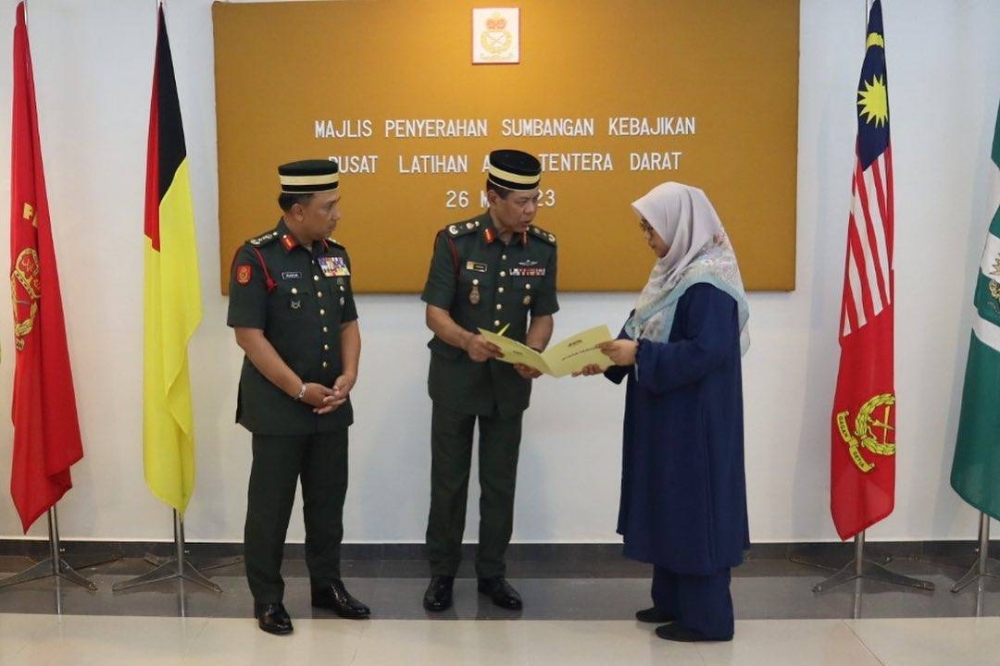 Sumbangan berkenaan diserahkan oleh Juruiring Tentera Darat kepada Yang di-Pertuan Agong, Brig Jeneral Datuk Sharizan Wan Chik, kepada waris mangsa di Pusat Latihan Asas Rekrut Tentera Darat Kem PUSASDA Port Dickson, Negeri Sembilan. - Foto Facebook Istana Negara