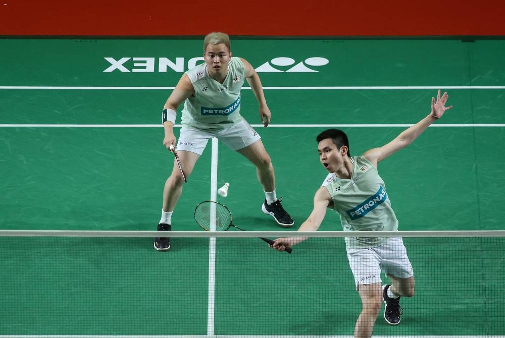 Aksi Aaron (kiri) dan Wooi Yik ketika menentang pasangan Indonesia dalam aksi suku akhir Masters Malaysia di Axiata Arena, Bukit Jalil pada Jumaat. - Foto Bernama