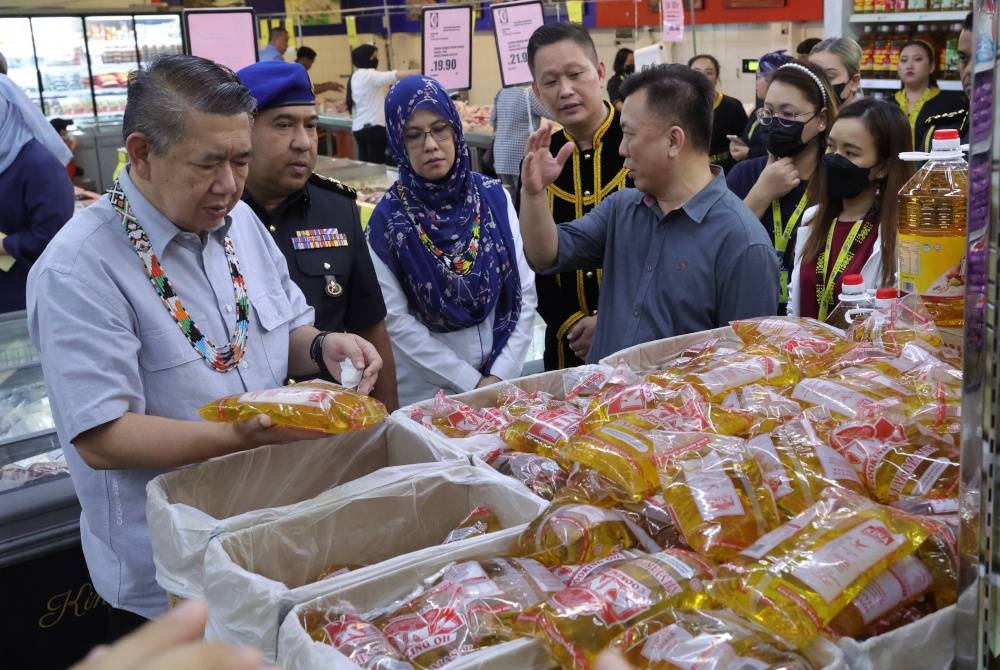 Salahuddinketika memeriksa harga dan bekalan minyak masak pada majlis pelancaran Skim Harga Maksimum Musim Perayaan Kaamatan 2023 di Bataras Hypermarket Kolombong Kota Kinabalu, pada Sabtu. - Foto Bernama