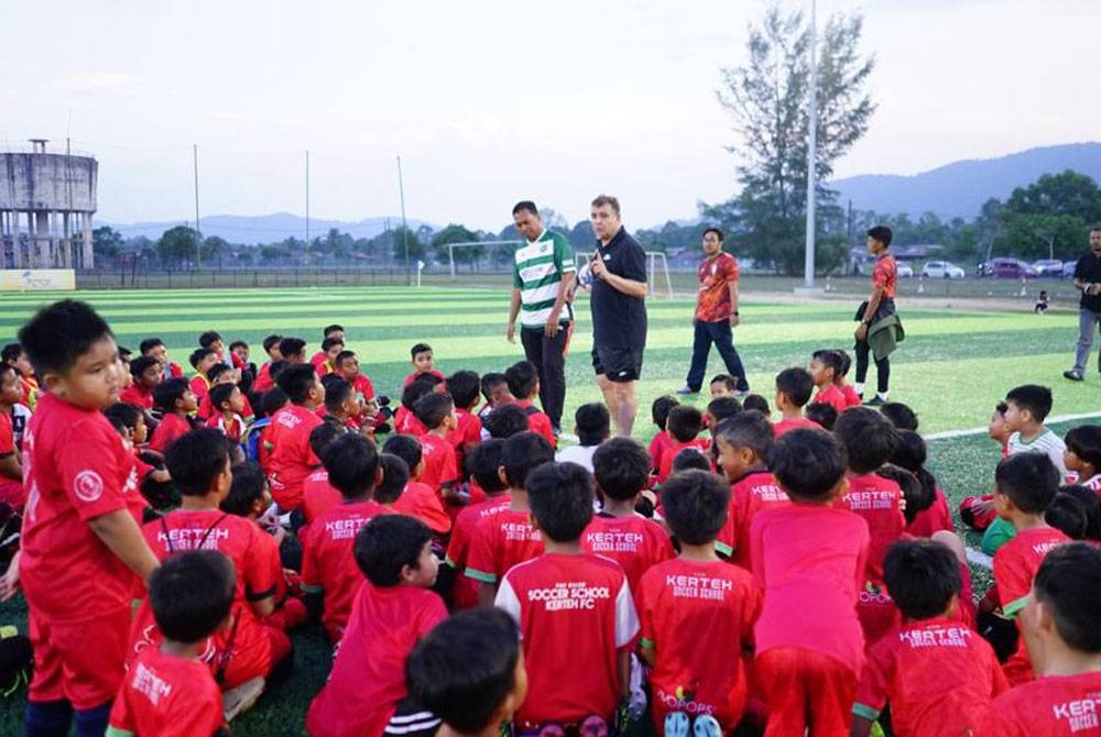 Oscar (berdiri kanan) menerapkan DNA Sepanyol kepada pelatih cilik Kerteh FC baru-baru ini.