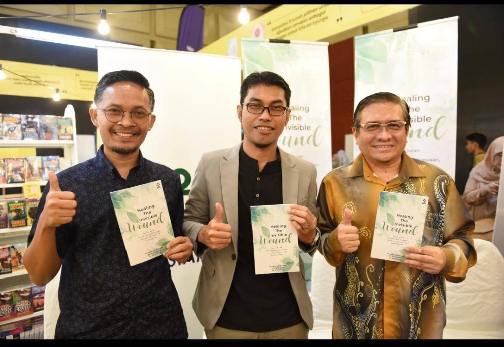 Dari kiri: Ahmad Rostam, Rozanizam, Alizi bersama buku &#039;Healing The Invisible Wound&#039;.