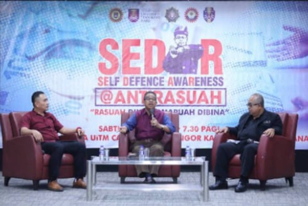 Md Radzi (tengah) menyampaikan ucapan pada Program Dialog Antirasuah Bersama Persatuan Seni Silat Cekak Pusaka Hanafi Malaysia dan Pelancaran Sedar@Antirasuah di UiTM Puncak Perdana pada Sabtu.