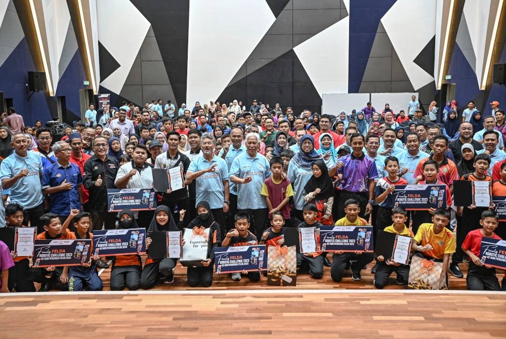 Idris (tengah) bergambar kenangan bersama peserta pada Majlis Perasmian dan Penutup Felda Robotic Challenge 2023 di Dewan Asrama Atlet Majlis Sukan Negeri Terengganu, pada Sabtu. - Foto Bernama