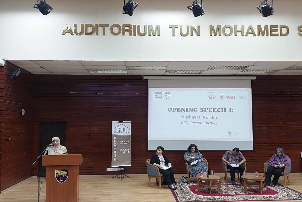 Nurhayati ketika berucap semasa siri kedua kuliah umum bertajuk Rasuah Sebagai Masalah Politik di Auditorium Tun Mohamed Suffian, Fakulti Undang-Undang, Universiti Malaya (UM) pada Sabtu.