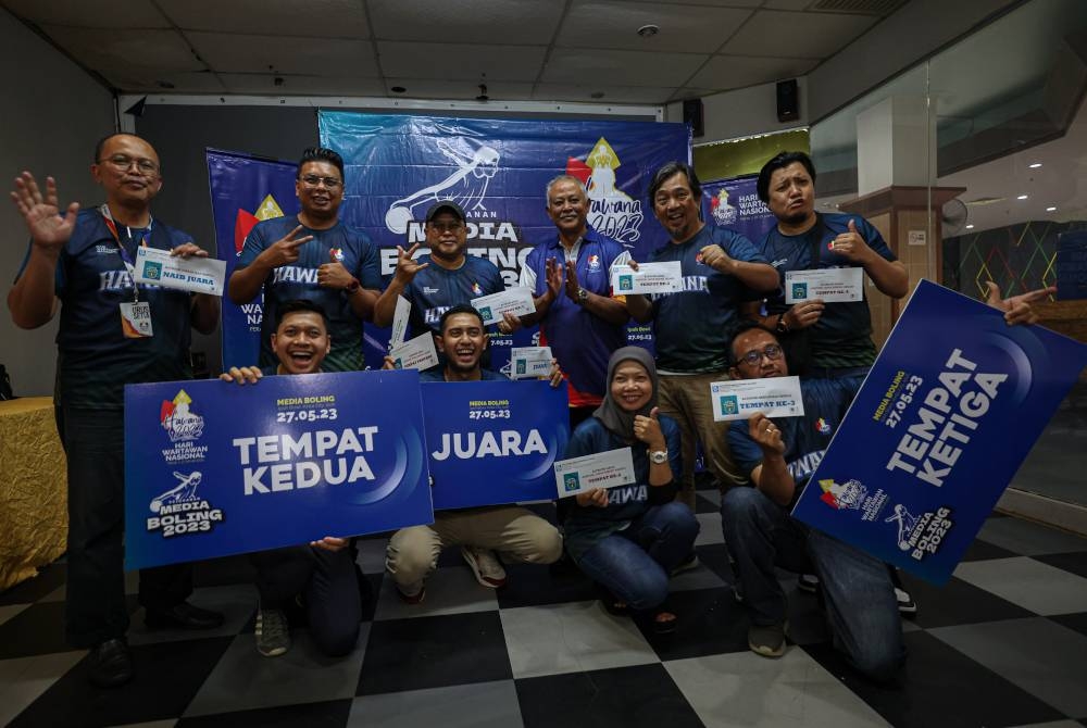 
Jamaluddin bergambar bersama pemenang pertandingan boling kategori berpasukan (Media) pada Kejohanan Boling Media Hari Wartawan Nasional 2023 di Ipoh Bowl, Aeon Kinta City pada Sabtu. - Foto Bernama