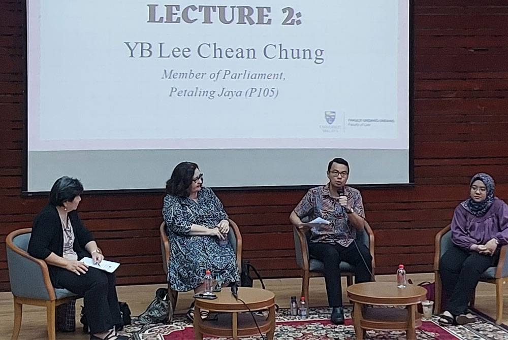 Chean Chung (dua dari kanan) ketika siri kedua kuliah umum bertajuk Rasuah Sebagai Masalah Politik di Auditorium Tun Mohamed Suffian, Fakulti Undang-Undang, Universiti Malaya (UM) pada Sabtu.