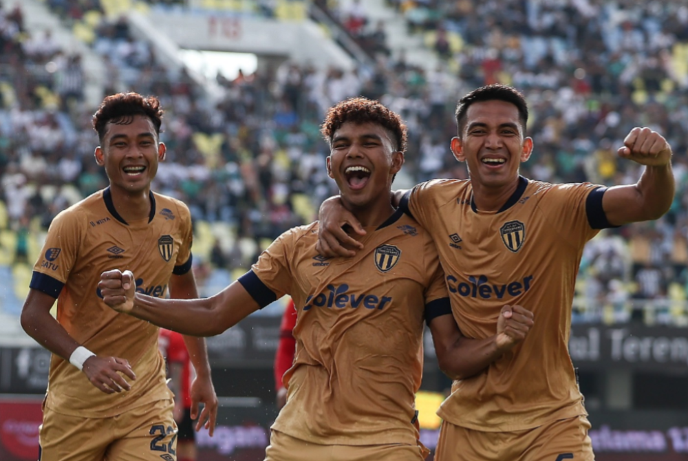 Muhammad Azam (tengah) bersama rakan sepasukan meraikan jaringan gol pertama TFC ketika menentang Kelantan FC pada aksi suku akhir Piala FA di Stadium Sultan Mizan Zainal Abidin Gong Badak, Kuala Nerus pada Sabtu. - Foto Bernama