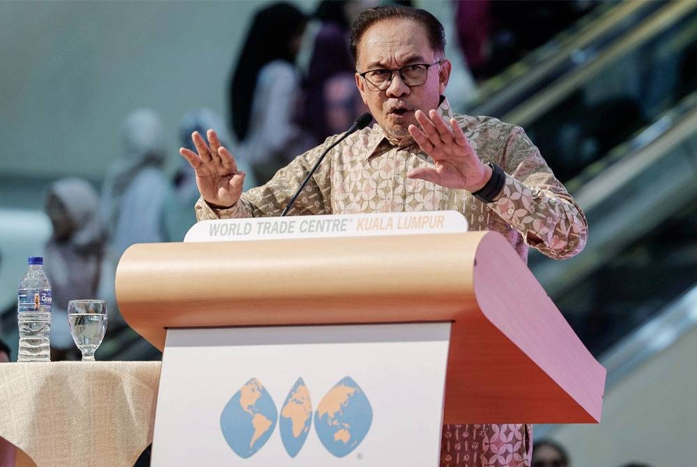 Anwar menyampaikan ucapan pada Perasmian Pesta Buku Antarabangsa Kuala Lumpur 2023 di Pusat Dagangan Dunia Kuala Lumpur pada Sabtu. - Foto Bernama