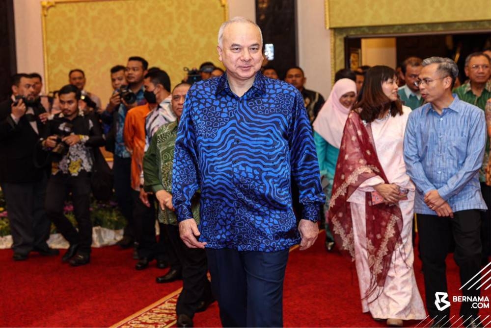 Sultan Perak Sultan Nazrin Shah berkenan berangkat ke majlis santapan malam meraikan pengamal media sempena sambutan Hawana 2023 di Istana Iskandariah, Kuala Kangsar, pada Sabtu. - Foto Bernama