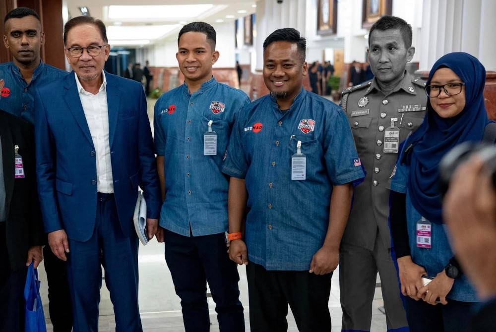 Anwar berkongsi foto Allahyarham Awang Askandar (dua dari kanan) di Parlimen sebelum keberangkatannya ke Everest. - Foto Facebook Anwar Ibrahim