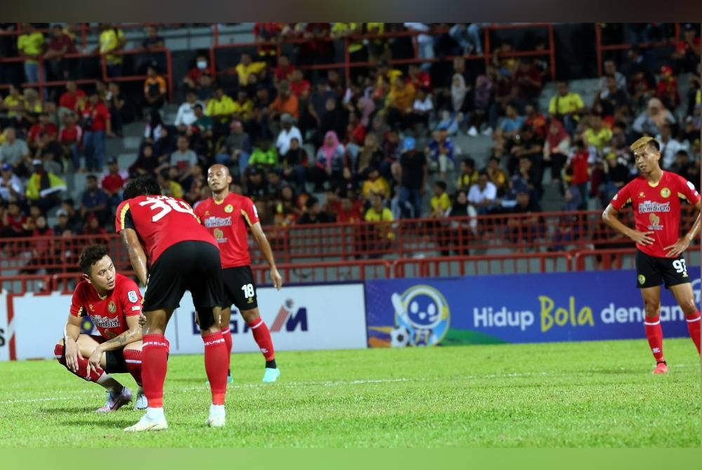 Pemain-pemain Negeri Sembilan kecewa selepas tewas 1-3 kepada Selangor FC pada perlawanan suku akhir Piala FA di Stadium Tuanku Abdul Rahman, Paroi, malam Sabtu. - Foto Bernama