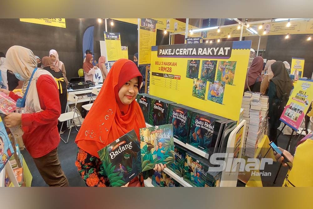 Fatimah Rodhiah menunjukkan buku cerita rakyat yang ditulisnya ketika ditemui di PBAKL pada Sabtu.