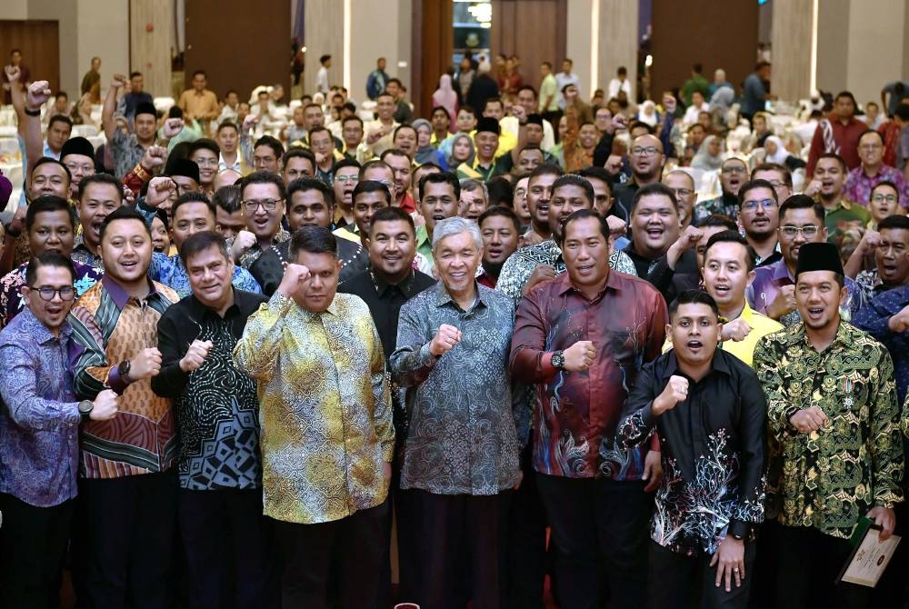 Ahmad Zahid (tengah) bergambar ketika hadir ke Majlis Anugerah Gerakan Belia 4B di MAHSA University Jenjarom, pada Sabtu. - Foto Bernama