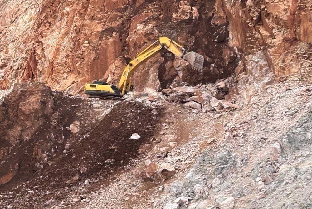 Jengkaut yang dikendalikan mangsa dihempap batu ketika menjalankan kerja-kerja pembersihan di sebuah kuari di Simpang Pulai, Ipoh. - Foto ihsan PDRM