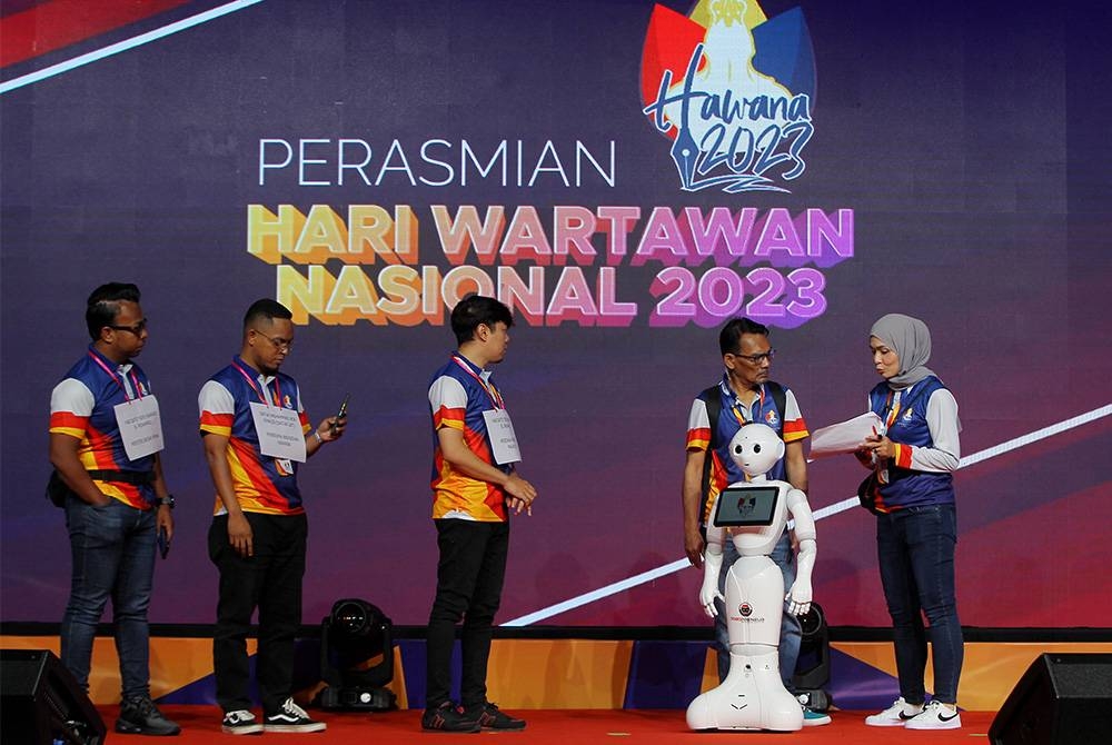 Robot dinamakan Pepper dari syarikat Robopreneur yang akan membantu Majlis Kemuncak Hari Wartawan Nasional (Hawana) 2023 hari ini di Pusat Konvensyen Casuarina Meru, Ipoh. Foto Bernama