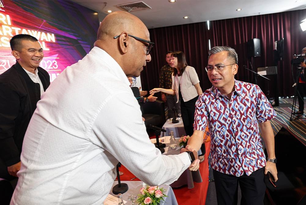 Fahmi beramah mesra bersama para panel yang menyertai program Forum Media yang diadakan sempena Hari Wartawan Nasional (Hawana) 2023 di sebuah hotel hari ini. Foto Bernama