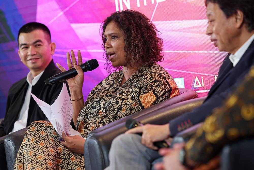 Sheila Shanmugam bercakap pada ketika slot ‘Kelangsungan Media Tradisional Dalam Era Digital’ pada sesi Forum Media bertajuk ‘Masa Depan Media’ sempena Hari Wartawan Nasional (Hawana) 2023 di sebuah hotel hari ini. Foto Bernama