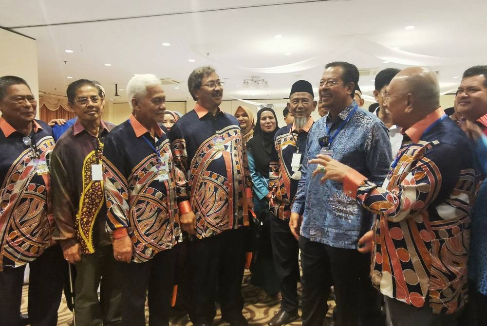 Abdul Rahman (dua dari kanan) beramah mesra bersama kontraktor selepas menyempurnakan Mesyuarat Agung Tahunan Persatuan Kontraktor Melayu Malaysia di Kuala Terengganu pada Ahad.