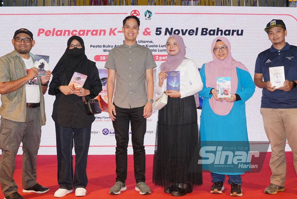 Lima penulis berpengalaman telah dipilih untuk lima novel rintis K-Lit dari kiri Arman Jazee, Riley Fizan, Nurkariema, Azzah AR dan Bahruddin Bekri. - FOTO SINAR HARIAN/ROSLI TALIB