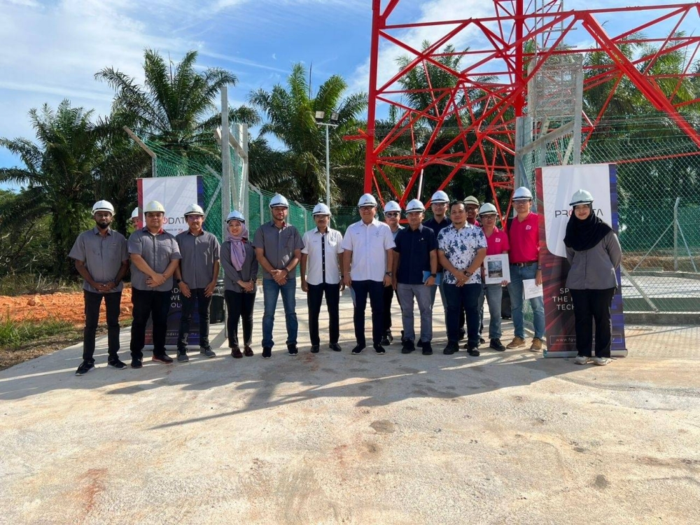 Fadzli ketika melawat dan menyaksikan Majlis Penyerahan Menara Komunikasi Jendela di Ladang Far East Sungai Gayung dan Ladang Far East Rangkaian di Rompin pada Ahad.
