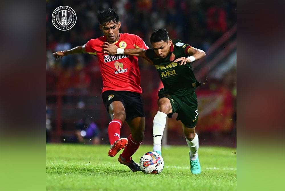 Tonggak Selangor, Faisal Halim berusaha melepasi kawalan pemain Negeri Sembilan dalam perlawanan di Paroi itu. -Foto: Negeri Sembilan FC