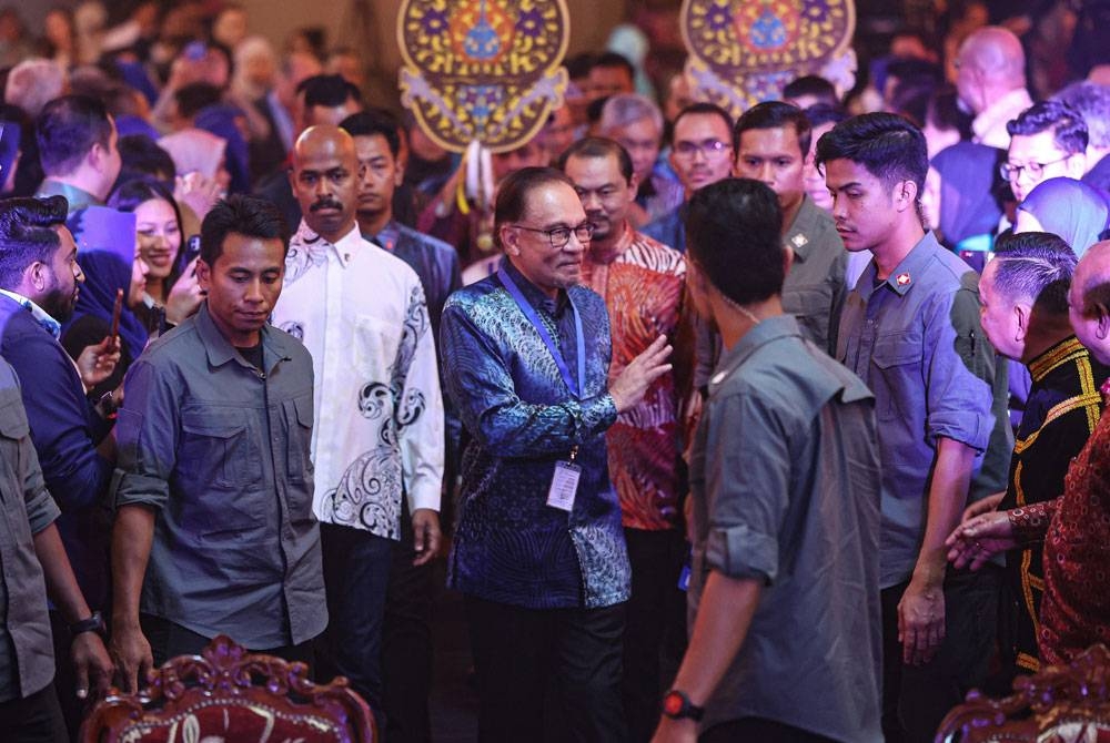 Anwar (tengah) ketika hadir bagi merasmikan sambutan Hari Wartawan Nasional (Hawana) 2023 di sebuah hotel di Ipoh pada Ahad.