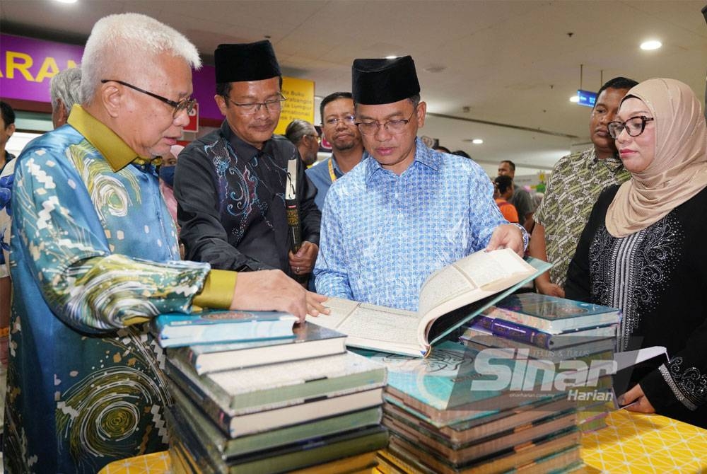 Mohd Naim (dua dari kanan) melihat penerbitan al-Quran disaksikan oleh Firdaus (kanan) dan Hussamuddin (kiri) pada majlis Sambutan Ulang Tahun 10 Tahun Al-Quran Karya Bestari dan Memperkenalkan Al-Quran Terbaru Terbitan Karya Bestari, Grup Buku Karangkraf di Pesta Buku Antarabangsa Kuala Lumpur 2023, WTCKL pada Ahad. - Foto Rosli Talib