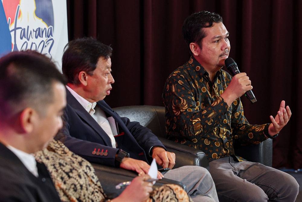 Taufiqurrahman bercakap ketika slot ‘Kelangsungan Media Tradisional Dalam Era Digital’ pada sesi Forum Media bertajuk ‘Masa Depan Media’ sempena Hawana 2023 pada Ahad. - Foto Bernama