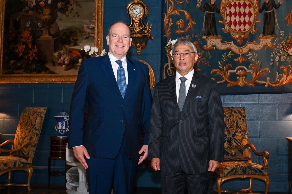 Al-Sultan Abdullah berkenan bertemu dengan Putera Albert II di Palace of Monaco. - Foto Facebook Istana Negara