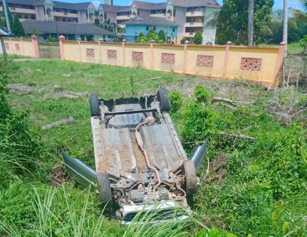 Keadaan sebuah kereta yang terlibat dalam kemalangan di Kampung Rahmat, Lubok Stol, Rantau Panjang pada Ahad.