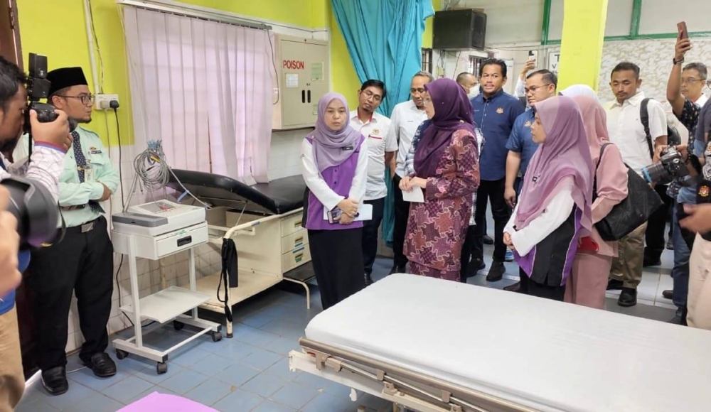 Dr Zaliha kesihatan meninjau fasiliti di Klinik Kesihatan Bukit Gah Kuantan ketika lawatan kerja pada Ahad.