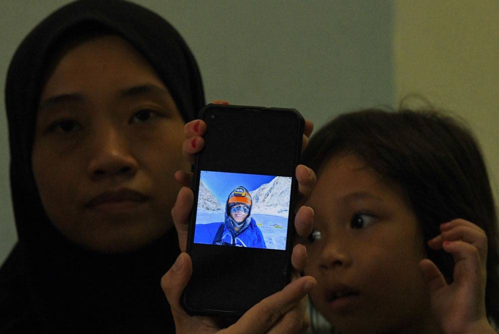 Safiyyah bersama anak sulungnya, Hana Sakeena menunjukkan gambar Hawari semasa menaiki Gunung Everest. - Foto Bernama