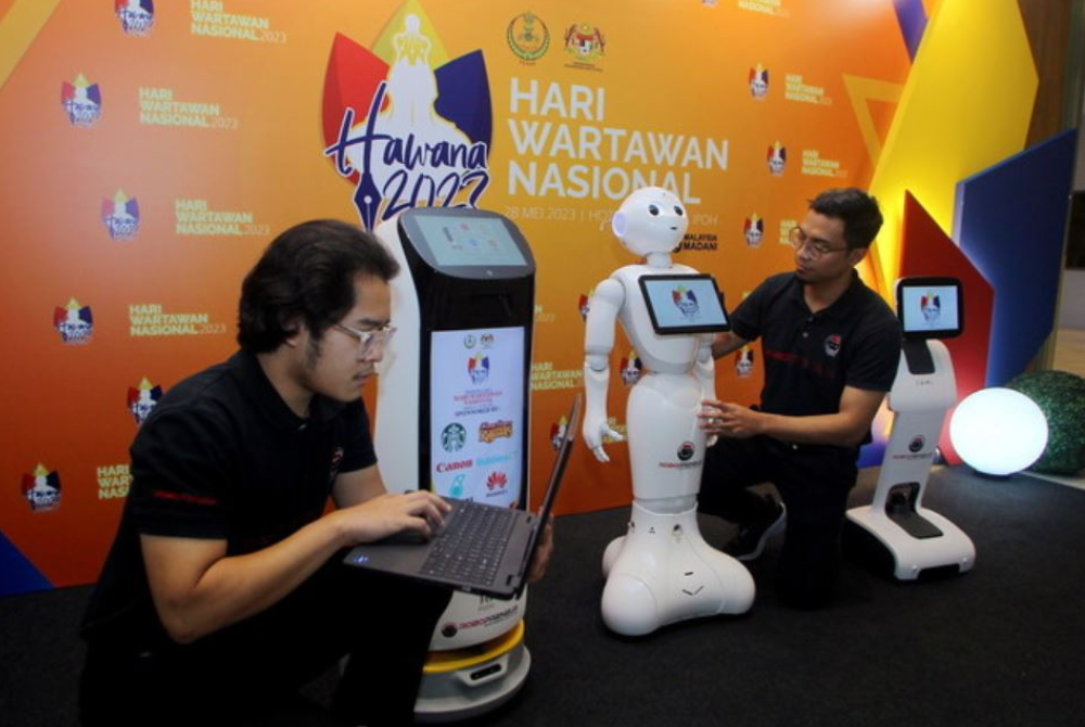 Jurutera aplikasi Robopreneur, Aidisyahrul Zulkifli (kanan) dan Jurutera Aplikasi, Aiman Sany Mohd Ikhsan (kiri) mengendalikan tiga robot iaitu Pepper, Temi dan Ketty yang turut membantu Majlis Kemuncak Hawana 2023 di Pusat Konvensyen Casuarina Meru, Ipoh. - Foto Benama