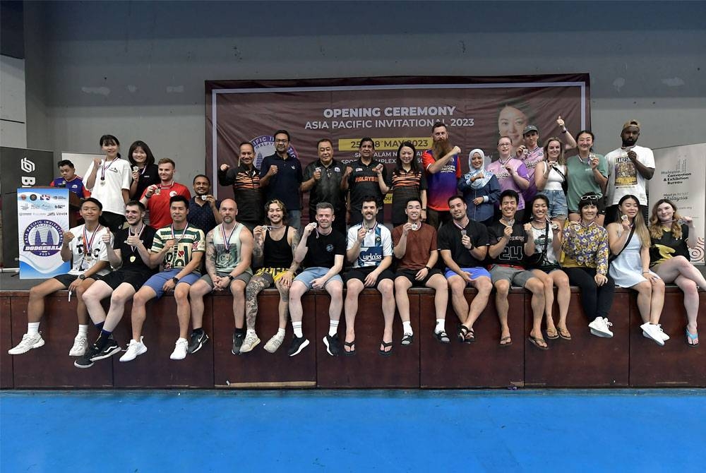 Hannah (belakang, lapan dari kanan) bergambar bersama johan kategori wanita, lelaki dan campuran &#039;Tri-Series&#039; pada Majlis Penutup Kejohanan Dodgeball Jemputan Asia Pasifik (API) di Kompleks Sukan Shah Alam pada Ahad. - Foto: Bernama